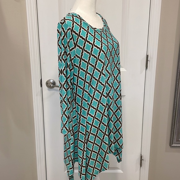 Purchased via on line boutique. No tag inside. Fits like a Large - Picture 2 of 3